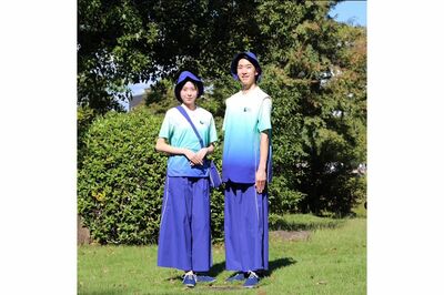 青のグラデーションが鮮やかな大阪ヘルスケアパビリオンのユニフォーム（大阪ヘルスケアパビリオン公式Xより）