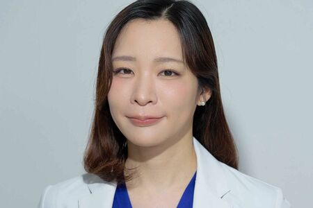 古賀愛子先生　美容外科医・心療内科医。東京大学医学部附属病院で心身医学を専攻。大手美容外科勤務を経て、現在は「Hanabeautyclinic」で院長を務める。