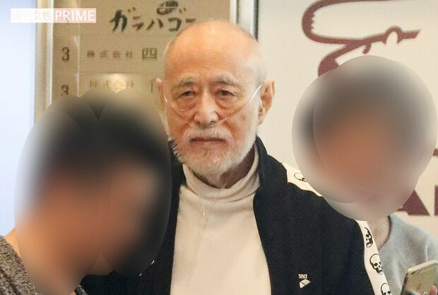 打ち上げ会場から出てきた津川の鼻からは、酸素チューブがのびていた