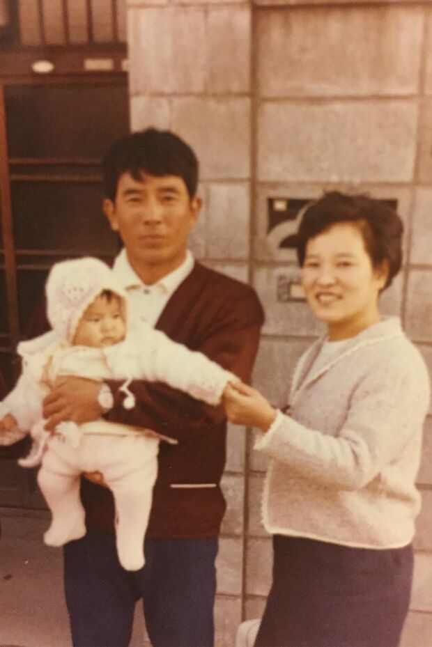 生後間もなく両親と