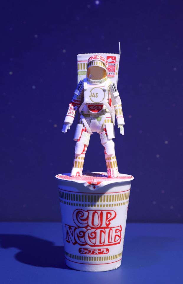 カップヌードルの宇宙飛行士・「子どものときに見た、宇宙食としてのCMが印象に残っていたので、宇宙飛行士を制作しました。（現行商品にはない）フタを留めるシールをヘルメットのガラス部分に使用しています」（撮影／吉岡竜紀）