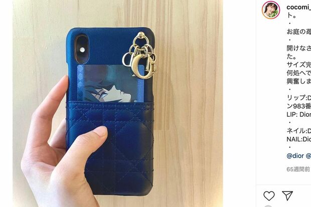 自身のインスタでスマホケースを披露したCocomi。チラリと映るのは『鬼滅の刃』のキャラクター
