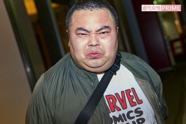 『週刊女性』の直撃取材にポーズを取る『響』の長友光弘