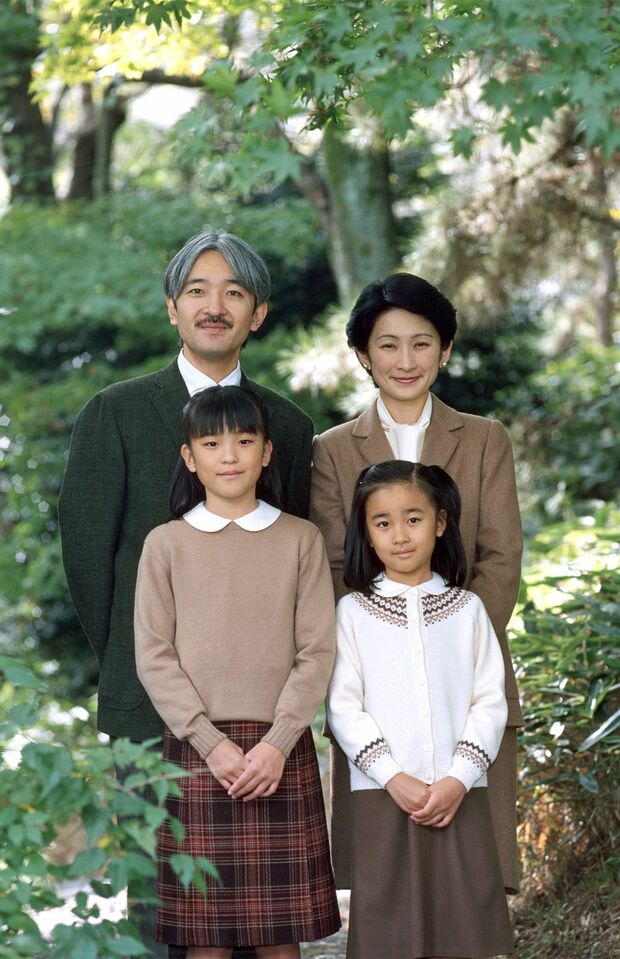 12歳の眞子さまと8歳の佳子さまを連れて赤坂御苑をご散策（'03年11月）