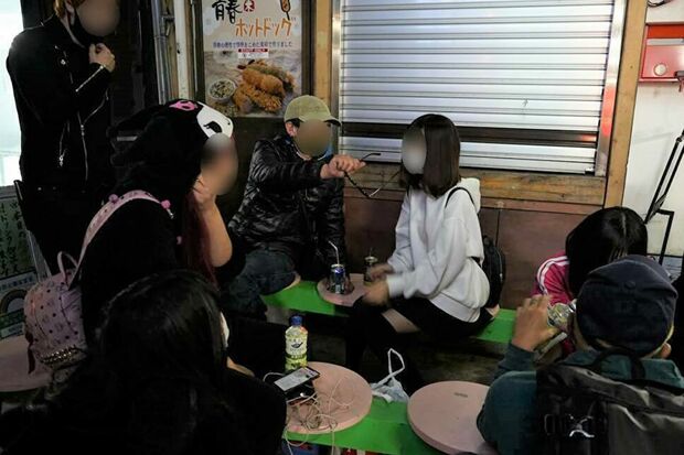 少女の相談に乗る被害男性（緑のキャップが被害男性・知人提供）