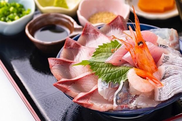 
定番の〈海鮮丼〉。季節や仕入れ状況により魚の種類は変わる。小（海鮮5種）1870円、並（海鮮6種）2420円、大（海鮮7種）3410円。
