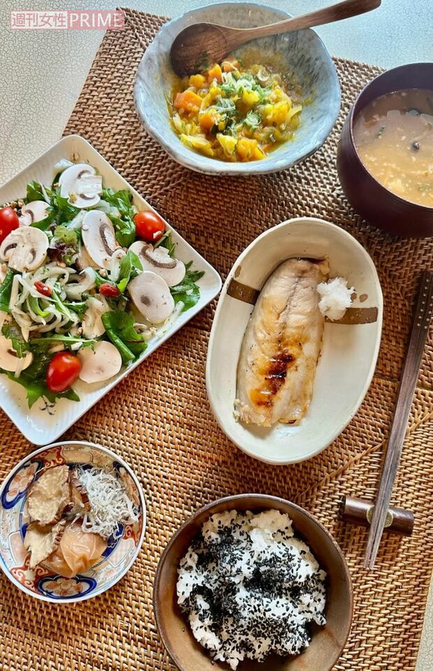 「以前の私からは想像もつかないけど、やはり人間の身体は食べたものでつくられるから日々のお食事は大事だな〜と、いまさら……」　撮影／紫吹淳