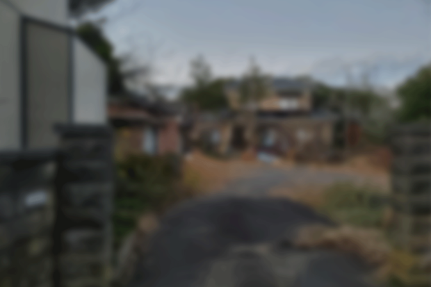 越川容疑者の父親が住んでいた家（表札には別の人の名前が書かれているが、それは父親が家を取り上げた前の住人）