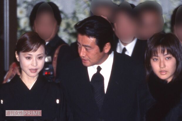 2002年1月に執り行われた旭輝子さんの通夜。すでに離婚していた松田聖子と娘の神田沙也加さんも参列した