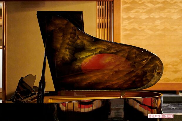 こちらも輪島塗で仕立てられたグランドピアノ　撮影／山田智絵