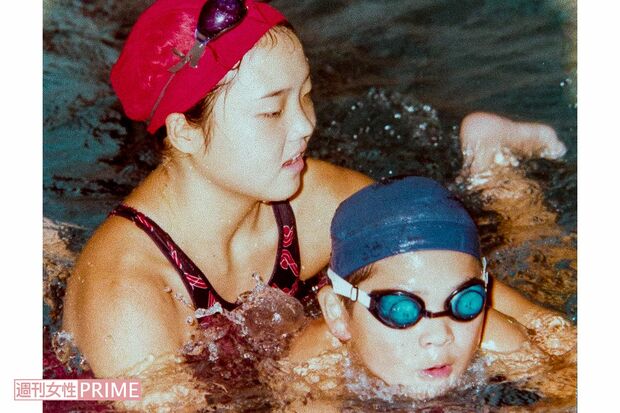 短大時代にスイミングスクールで教える高松さん(左)