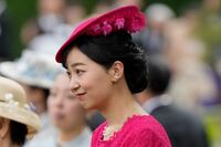 佳子さま、思い出の「いちごワンピ」を“大人リメイク”、園遊会でみせた“進化する”サステナブル・ファッ…