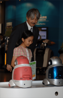 『愛・地球博』の会場で展示されたロボットを興味深そうに見学（2005年7月）