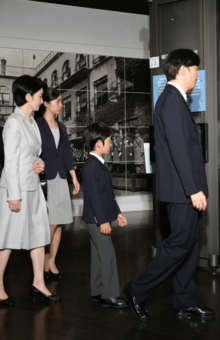国立の資料館「昭和館」で戦後70年の特別展を見学する秋篠宮ご一家(2015年8月7日)