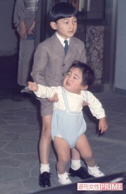 '67年5月、ご両親がペルーなどに海外訪問される際に泣かれてしまった礼宮さま(当時)を浩宮さま(当時)が優しくあやされた