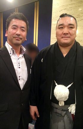 吉岡康成容疑者と横綱・日馬富士とのツーショット(本人のフェイスブックより)
