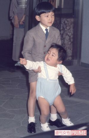'67年5月、ご両親がペルーなどに海外訪問される際に泣かれてしまった礼宮さま（当時）を浩宮さま（当時）が優しくあやされた