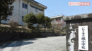 柏原選手の通っていた小学校。学校までは坂道になっており、よく走って上っていたという