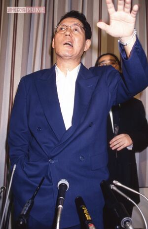 1994年9月、バイク事故からの退院会見に臨んだビートたけし。報道陣におどけるも…