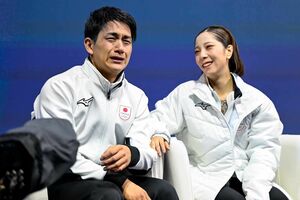 泣く木原龍一を選手を慰める三浦璃来選手　撮影／JMPA