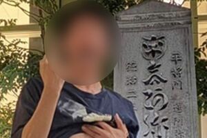 『平将門の首塚』によじ登った男性配信者(拡散された投稿より)