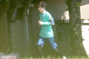 ドラマ『彼女はキレイだった』ロケ中の赤楚衛二