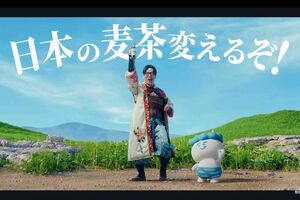 オリジナル麦茶『ONICHA（オニチャ）』の発売を発表したHIKAKIN（本人のYouTubeチャンネルより）