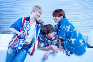 左から増子敦貴(22)、西本茉生(23)、小池竜暉(21)