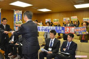 徳島病院の存続を訴え、署名を提出する徳島県医労連のメンバーたち