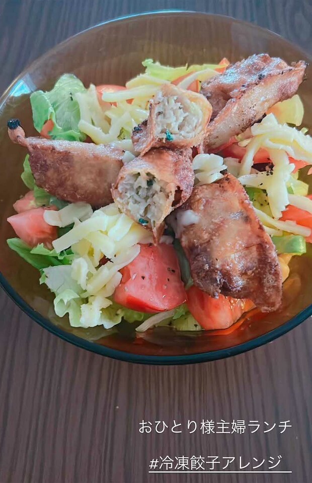 「餃子をカリッと揚げてサラダと合わせてタコス風に。主婦のおひとり様ランチによき（@のん）」