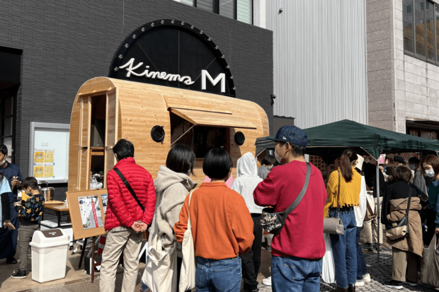 近日オープン予定のキネマミュージアム前。この日は高知オーガニックフェスタで「地球のこどもキッチンカー」が出勤