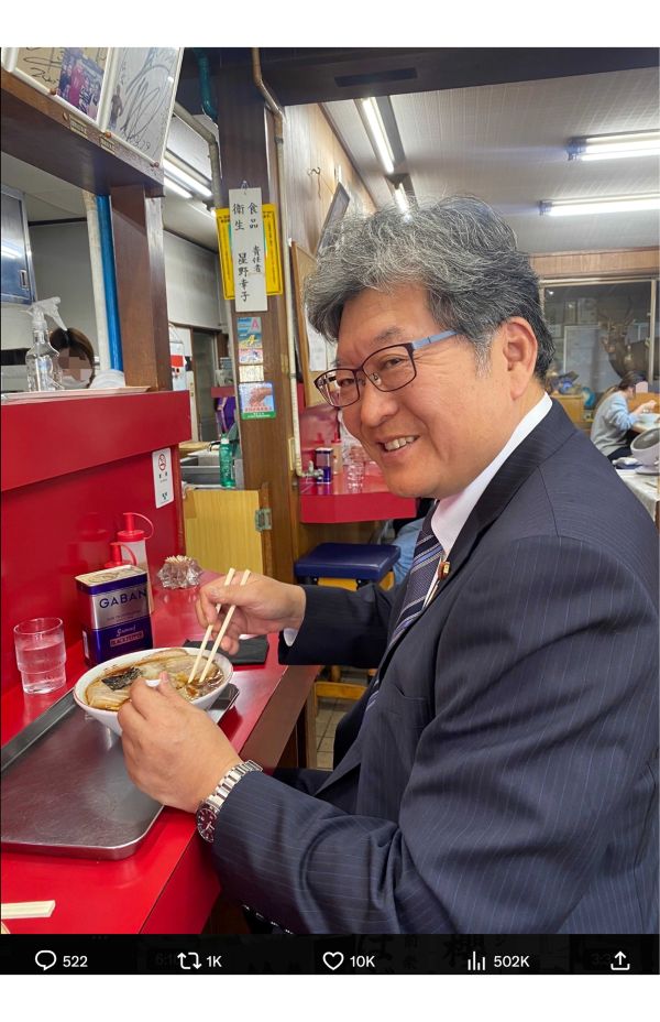 昨年10月、ラーメンを食べる様子を投稿した生田議員（生田光一氏公式Xより）