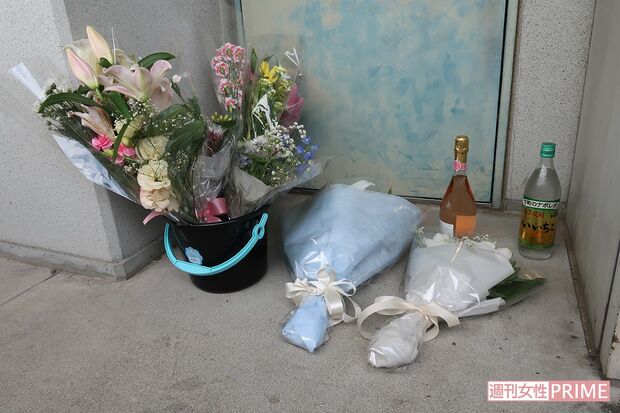 事件現場となった田口さんの部屋の前には花やお供えものが