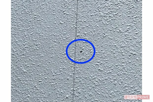 立体駐車場の外壁に残っている安倍元首相銃撃事件の弾痕（青い丸部分）