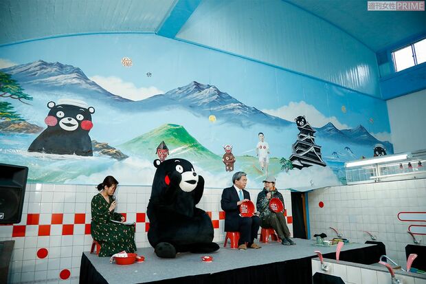 オープニングイベントにはくまモン、蒲島郁夫県知事、そして銭湯絵師の田中みずきさんが駆けつけ、前代未聞の銭湯内で会見!!　撮影／伊藤和幸
