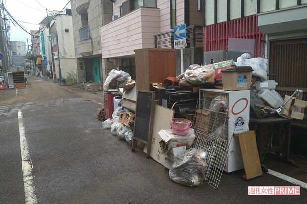 清水区・巴川が氾濫した清水銀座近辺は、道路の脇に水浸しになって使用不能になった冷蔵庫、テレビ、ベッドなどの粗大ゴミが山積になっている