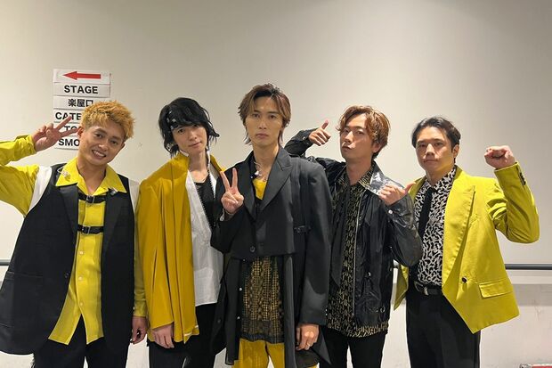 A.B.C-Z公式Xにアップされた集合写真。中央が橋本良亮