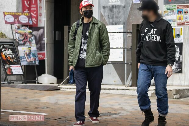 スタッフと談笑しながら歩く長瀬智也(2023年)