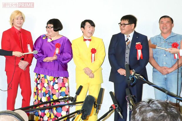 サンミュージックグループ創立50周年記念式典に参加した（左から）カズレーザー、安藤なつ、ダンディ坂野、カンニング竹山、スギちゃん