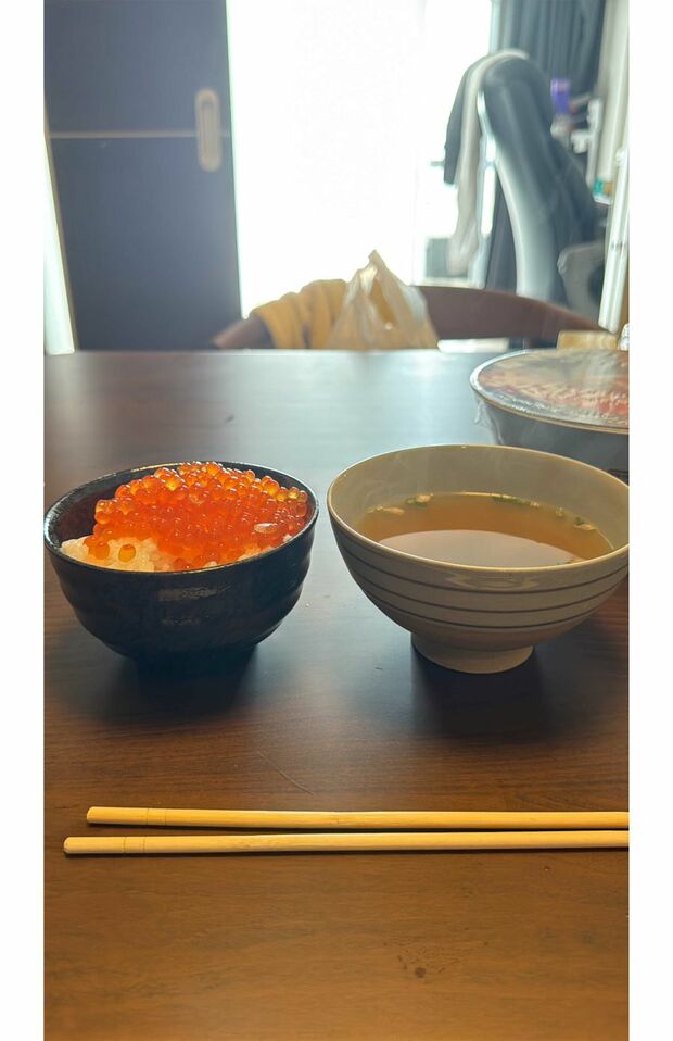 朝からいくら丼を食べる“節約生活”にツッコミが殺到した（青汁王子こと三崎優太氏のXより）