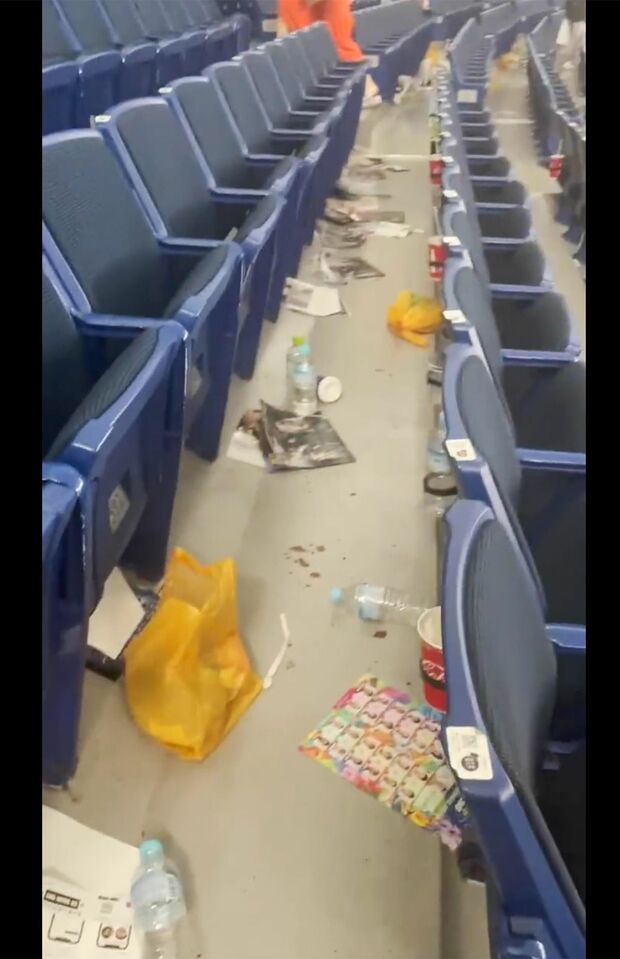 ツイッターに投稿された『THEMATCH2022』後の東京ドーム内とされる画像。ゴミが散乱して