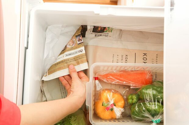【O】ポリ袋と新聞紙を下に敷く。野菜室の底面には、まずポリ袋を敷いて、その上に新聞紙を敷くと、掃除が楽。「新聞紙は汚れればサッと替えられますし、万が一、水けが出た場合は、ポリ袋がしっかりガードします♪」