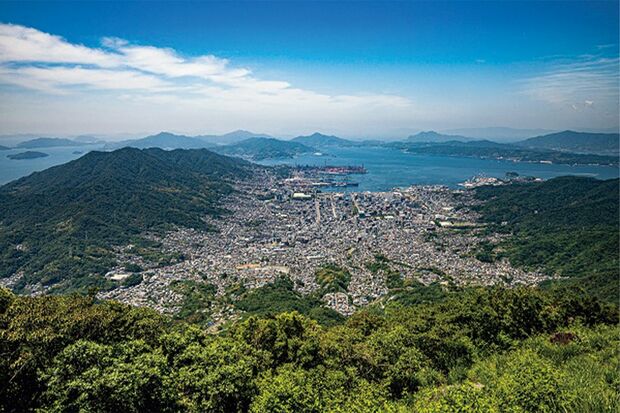 山頂からは呉市街だけでなく瀬戸内海の島々、さらに四国まで見渡せる