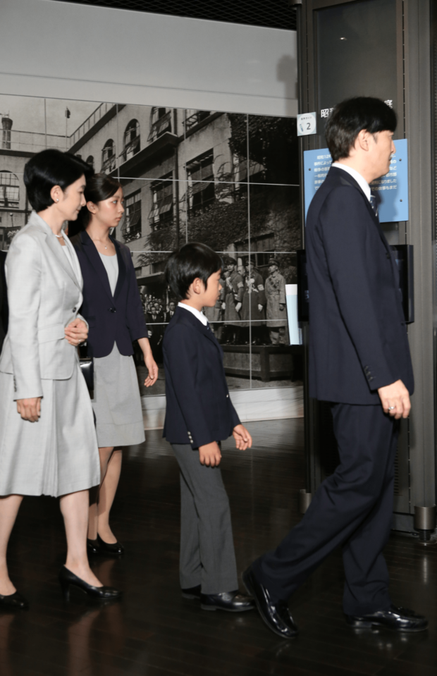 国立の資料館「昭和館」で戦後70年の特別展を見学する秋篠宮ご一家(2015年8月7日)