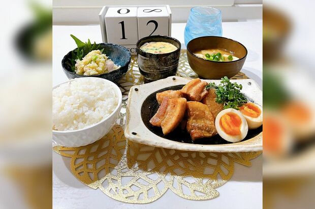 豚の角煮や茶わん蒸しなど、美味しそうな手料理が並ぶ、りささん宅の食卓