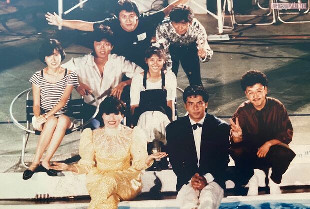 ホテルのプールから中継をした、前列左から黒柳、小西。中列左から松本伊代、カルロス・トシキ、中山美穂