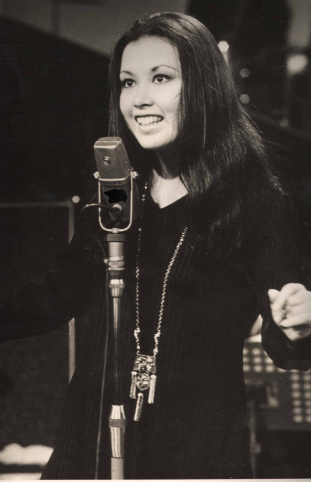 上京し厳しいレッスンを積む。1969年、マリが19歳のときに『ダニエル・モナムール』でデビュー