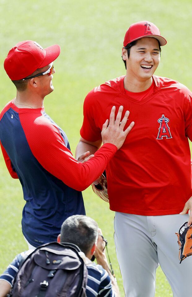 侍ジャパンでは“たっちゃん”の愛称と大谷翔平が提案したペッパーミルパフォーマンスで一躍人気者になったヌートバーとの久しぶりの再会に満面の笑みで楽しそう　写真/共同通信社