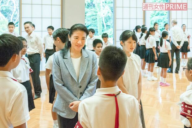 沖縄と本土の子どもたちの交流を目的とした「沖縄豆記者」たちと懇談されたご一家。平成28（2016）年8月