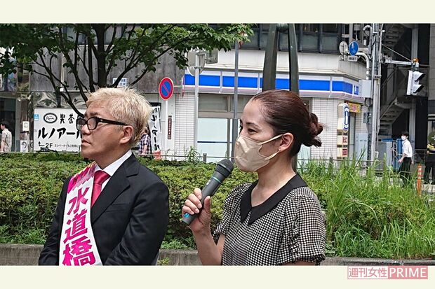 選挙の応援に駆けつけた、水道橋博士の奥さま（長井秀和のTwitterより）